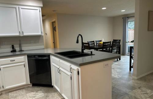 Cozy North Keizer Retreat with fireplace - Foto 14