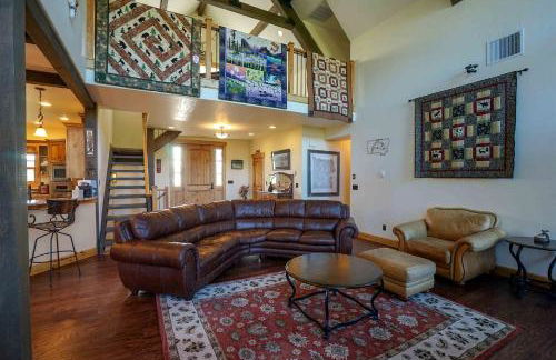 Scenic Mountain Cabin with Creekside Deck & Outdoor Fireplace near North Meadow Creek, Montana - Foto 8
