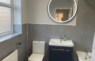 Bright Haven 6 Mins to Airport with Driveway & Garden Sleeps 7 - Foto 29