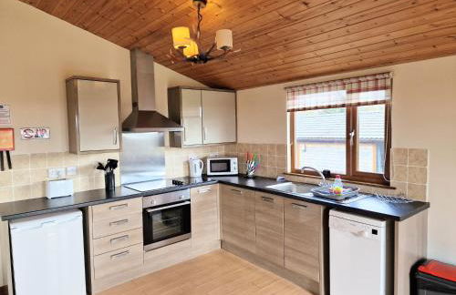 Lomond 5 with Private Hot Tub - Fife - Loch Leven - Lomond Hills - Pet Friendly - Photo 2