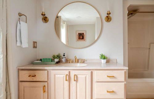 NEW! Family-Friendly Getaway -1 Mi to Dtwn Salem w Roof Deck & Tiki Bar - Foto 34