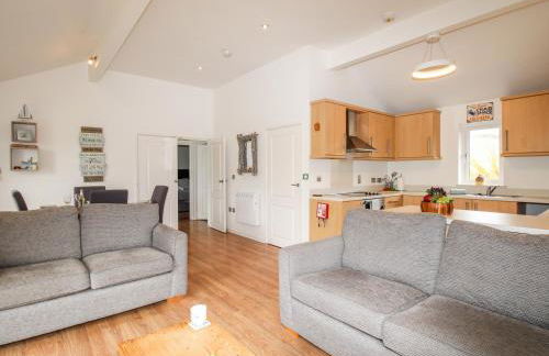 Beside the Sea - Photo 4