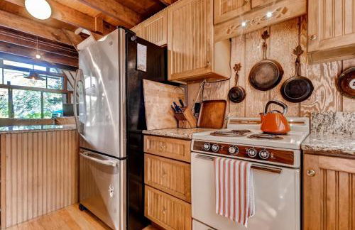 Dock and Resort Perks Quiet Lakefront Cottage - Foto 14