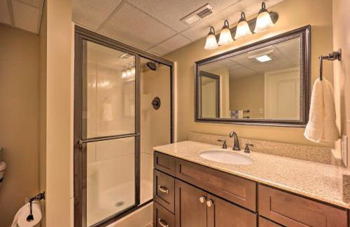 2 Mi to Skiing! Wooded Beech Mtn Retreat with Decks - Foto 48