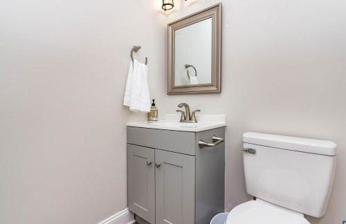 Renovated N Raleigh home with firepit wifi & king bed - Foto 18