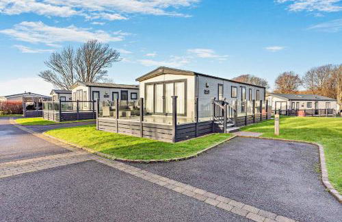 Binky Lodge Stylish Cosy 3-Bedroom Holiday Lodge Hoburne Naish Barton on Sea - Photo 34