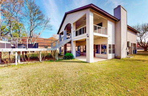 Lakefront home with hot tub, dock, kayaks, central AC, & great lake views - Foto 1