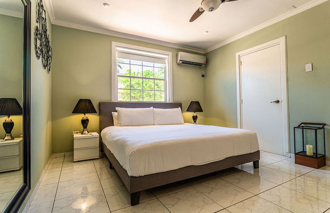 Large Villa With View! Private Pool Free Utilities! - Photo 2