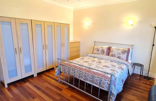 Luxury London House Sleeps x 16, Free Parking, Free Wifi, Garden Patio, Close to tube line easy access to Central London - Foto 20