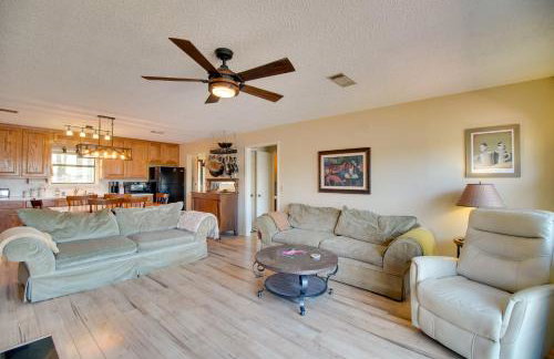 Dock and Water-View Deck Home on Lake Dardanelle - Foto 3