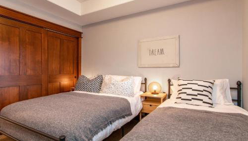 Modern Riverstone Condo with Grand Deck - Steps to Shops, Restaurants, Trails and River - Foto 3