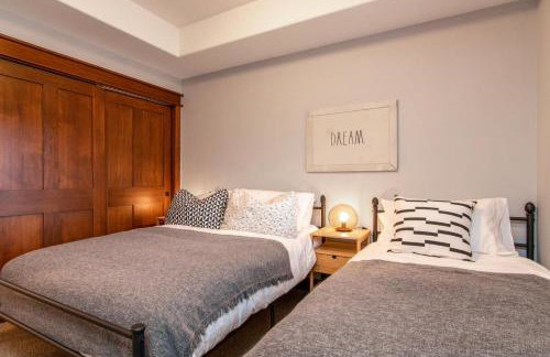 Modern Riverstone Condo with Grand Deck - Steps to Shops, Restaurants, Trails and River - Foto 3