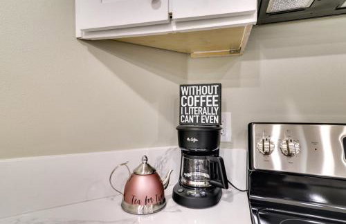 Fast WiFi and Free Parking Cozy Fontana Apartment - Photo 13