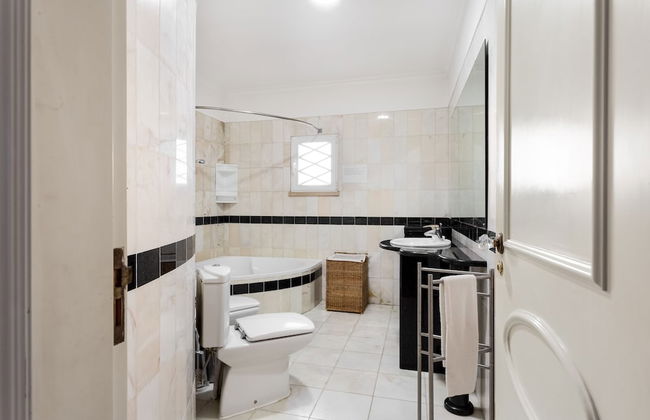 JOIVY Splendid 4-BR House w/Swimming Pool & Sea View - Foto 48