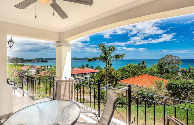 Elegant Oceanview Condo with Spacious Open-Concept Floor Plan and Inviting Beach Design - Foto 1