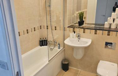 Executive E15 Apartment - Skyline Terrace & Free Private Parking - 5-min Walk to Abba Arena - Foto 17