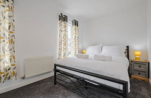 Charming House with Free Parking - Photo 16