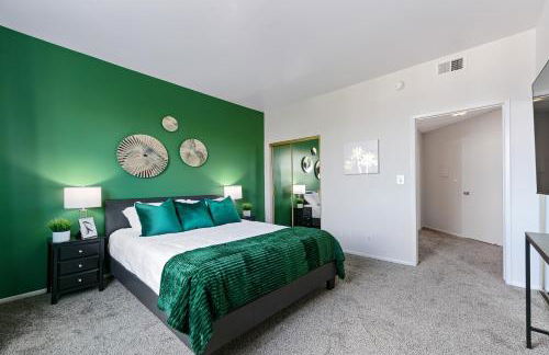 Beverly Hills Glamour Oasis 2 BR Apt with Parking 304 - Photo 3