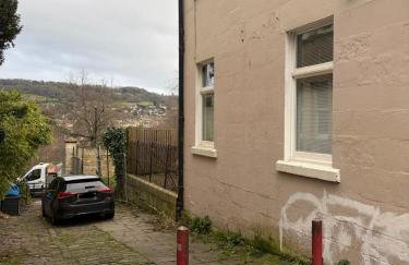 Free off street parking Georgian style Bath apartment - Photo 20