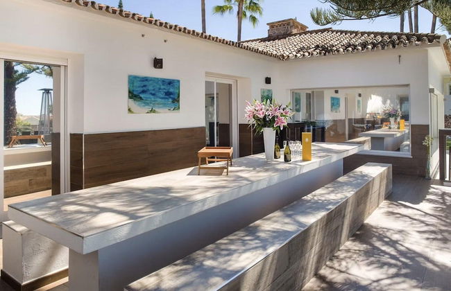 Modern Versace-themed Villa - Foto 26