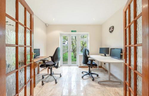 Barnet Serviced Accommodation - Elegant 5-Bedroom Home, Just a 7-Minute Stroll from High Barnet Station - Book Your Stay Today!" - Foto 20