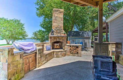 Lakefront Retreat with Pier, Bar Hut and Fireplace! - Foto 26