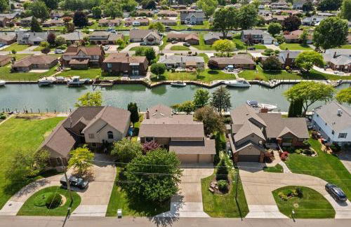 NEW! 4BR I Indoor Pool on the Bay in Boat Town USA - Foto 21