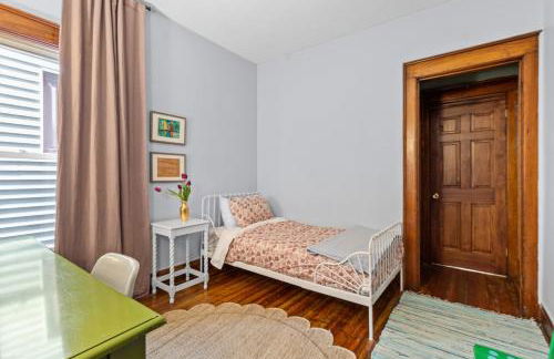 Historic & Spacious 3 Bedroom Family Gem on Peaceful Street - Foto 6