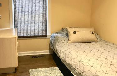 3 br Spacious Home in Ideal Location w Free Parking Back Yard Pets Welcome - Foto 31