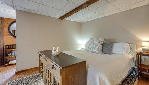 New England Hideaway on Historic 1859 Estate! - Foto 2