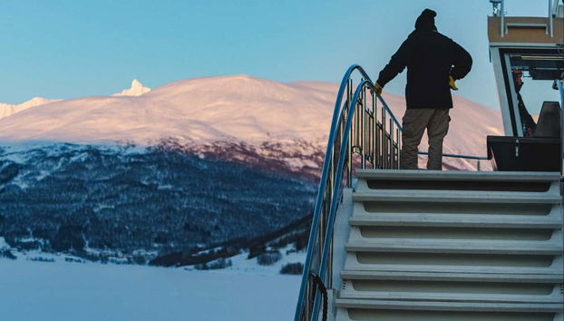 Viendo el paisaje nevado desde el crucero