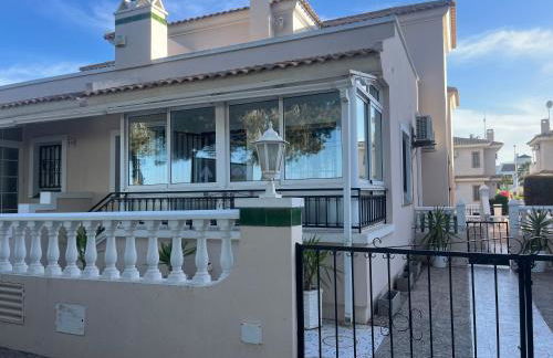 Stunning 3 bedroom Large House in Great Location - Foto 3