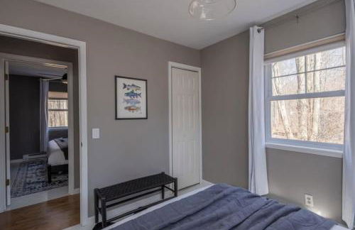 Chic Cabin with Hot Tub and Fire Pit - Foto 27