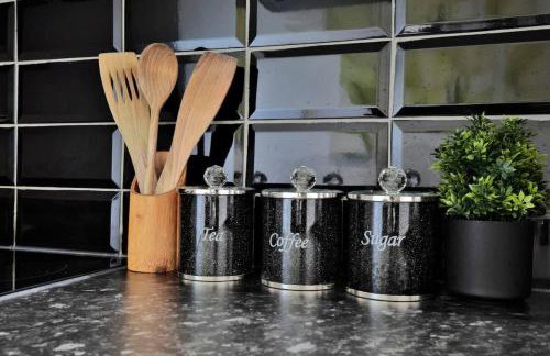 Freckleton House in Town Centre, near Blackpool, Sleeps 6, Free Parking - By NMB Property - Photo 16