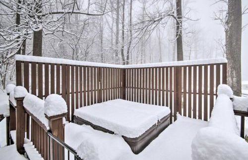 Modern Mountain Retreat with Deck and Hot Tub! - Foto 25