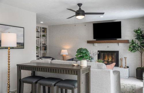 Central Family Oasis with Hot Tub & Fenced Yard - Foto 9