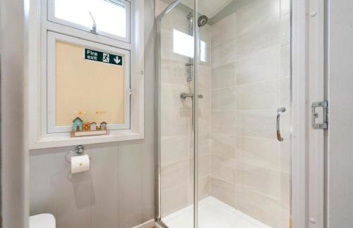 Silverdale Lodge, HotTub, Wi-FI, Quiet & Sleeps 4 - Foto 18