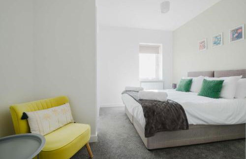 Modern and Comfortable Home away from Home - Photo 20