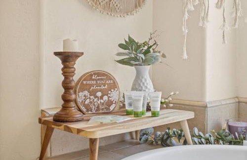 Spacious 4BR 3BA Home KING Suite Pool Sleeps 8 - Photo 15