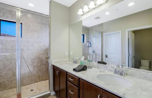 Beachy condo in Artesia with pool, gym and pickleball - Foto 12