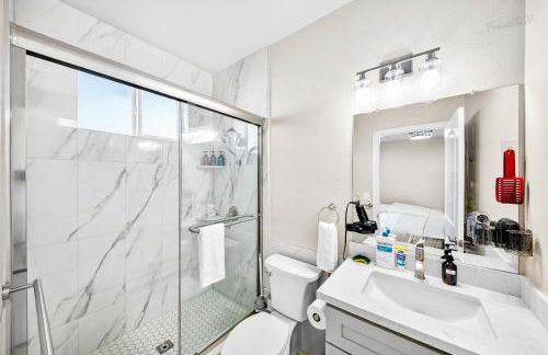 Spacious 9BR Home with Parking and Near DTLA - Foto 29