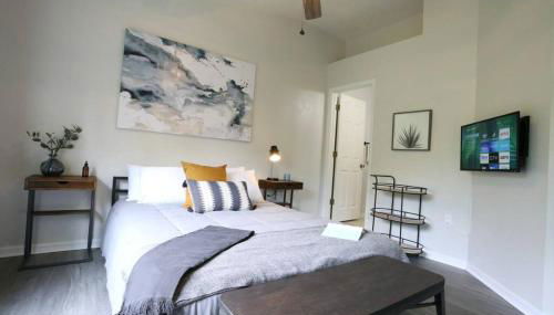 Renovated Modern Industrial Suite 2 BR Condo - Photo 5