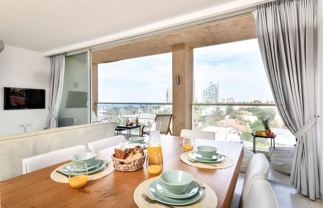 Modern Gem with Stunning Balcony by Sea N Rent - Photo 9