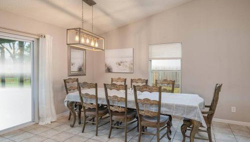 King Bed Suite, Fireside Hot Tub, Gameroom - Foto 3