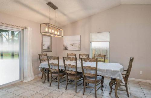 King Bed Suite, Fireside Hot Tub, Gameroom - Foto 3