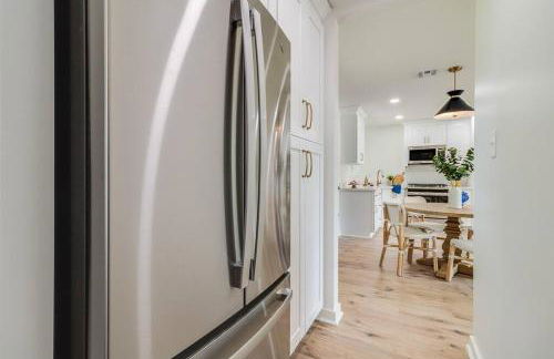 Central Lafayette location w/King Bed & Coffee Bar - Foto 9