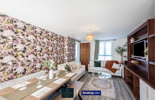 Luxury Retreat For 10 Short Lets & Serviced Accommodation Manchester with Hot Tub and Spacious Garden - Foto 22