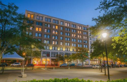 Spacious Loft with Fireplace - near CSU, Playhouse, Progressive field, R&R Hall of Fame with Gym & Sauna and Sleeps 12 - Foto 18