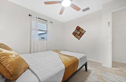 Sunny 3BR Oasis with Water View and Beach Gear Near Siesta - Foto 23