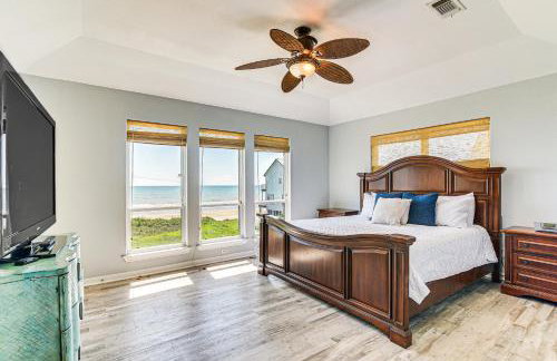 Walk to Beach Home with 2 Decks in Galveston! - Foto 15